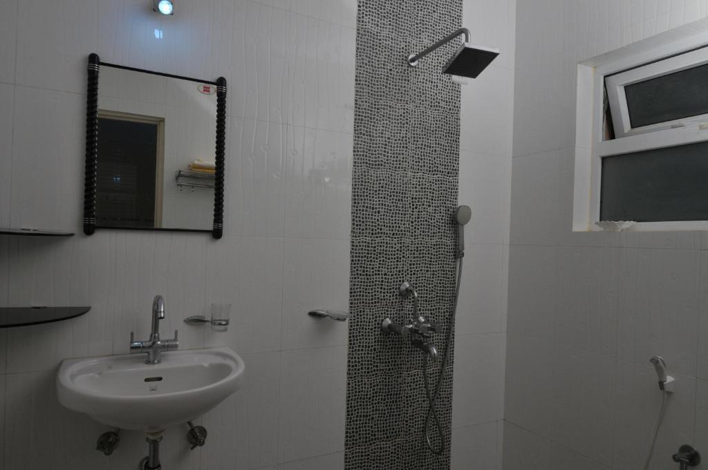Elegant Shades Apartment โคลวา ภายนอก รูปภาพ