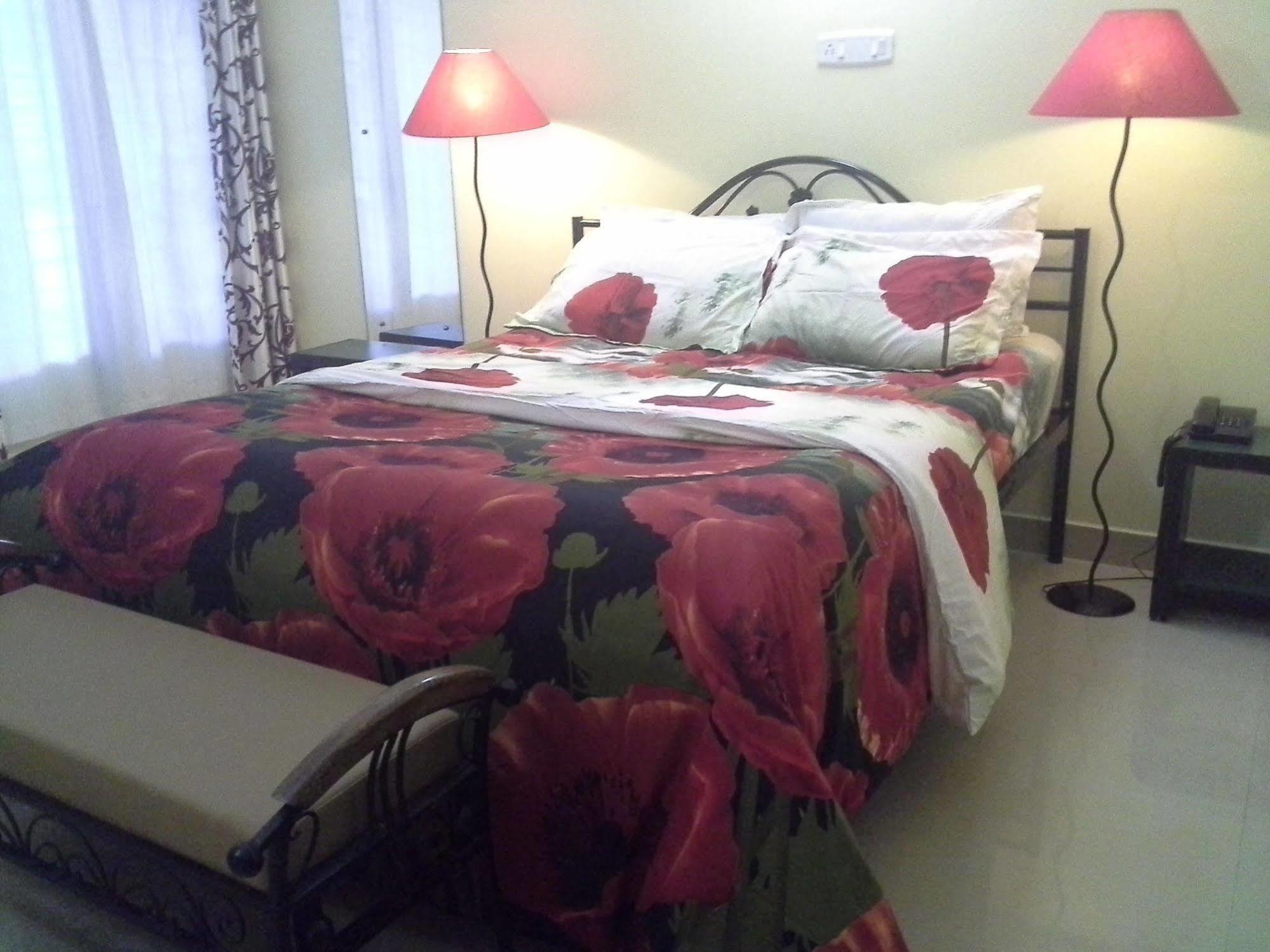 Elegant Shades Apartment โคลวา ภายนอก รูปภาพ
